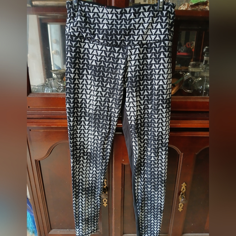 Victoria's Secret Sport.‎ Black and White Patterned Leggings. Sz Small